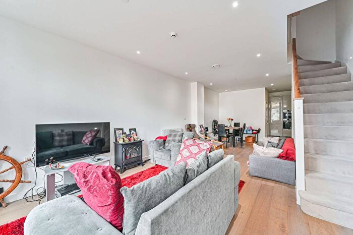 4 Bedroom Property To Rent In Armstrong Close, Kidbrooke, London, SE3