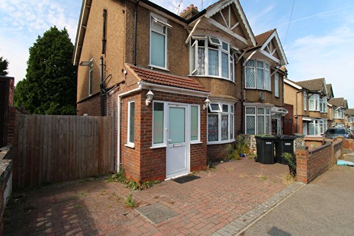 3 Bedroom Semi-Detached House To Rent In Alton Road, Luton, LU1