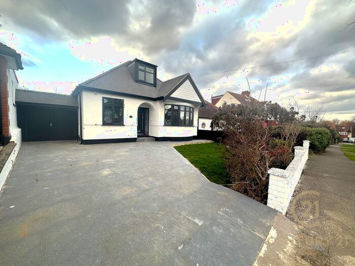 4 Bedroom Detached House For Sale In Elgar Avenue, Berrylands, Surbiton, KT5