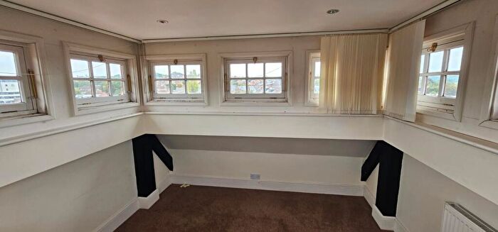 3 Bedroom Flat For Sale In Flat, Sandpiper House, Marhill Road, Nottingham, Nottinghamshire, NG4