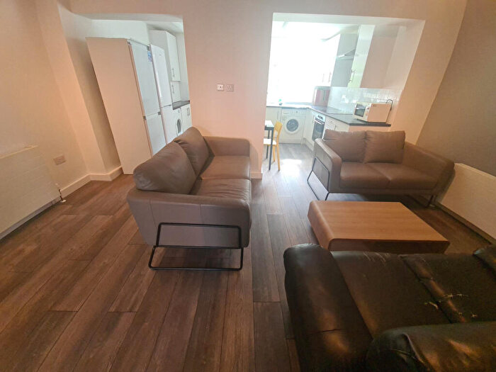 6 Bedroom House To Rent In St. Annes Drive, Leeds, LS4