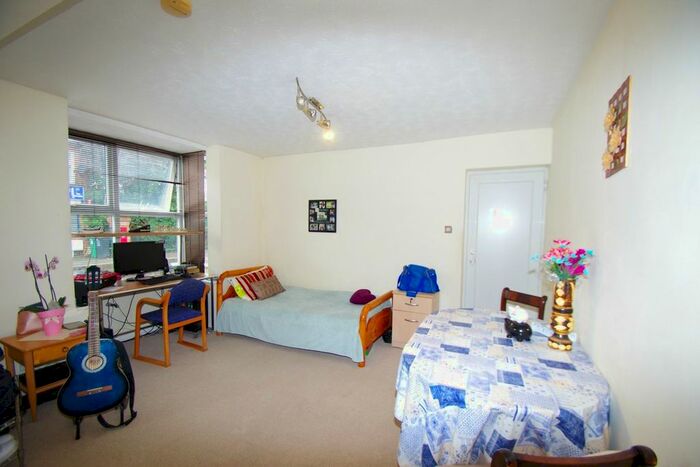 2 Bedroom Flat To Rent In Leavesden Road, Watford, WD24