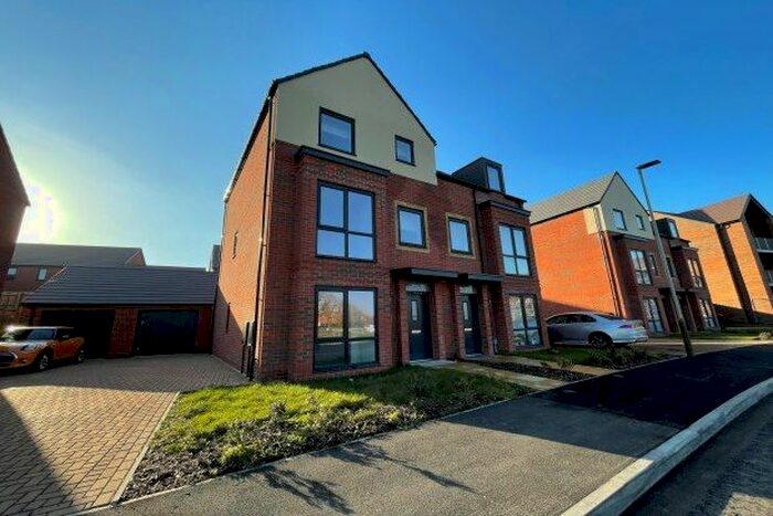 3 Bedroom Semi-Detached House To Rent In Round Meadow Road, Leicester, LE4