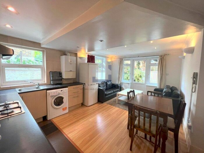 3 Bedroom Flat To Rent In Tooting Bec Road, Tooting Bec, London, SW17