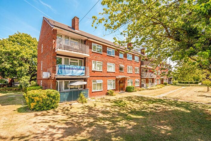 2 Bedroom Flat For Sale In Queenswood Avenue, Hampton, TW12
