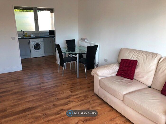 3 Bedroom Maisonette To Rent In Kipling Estate, London, SE1