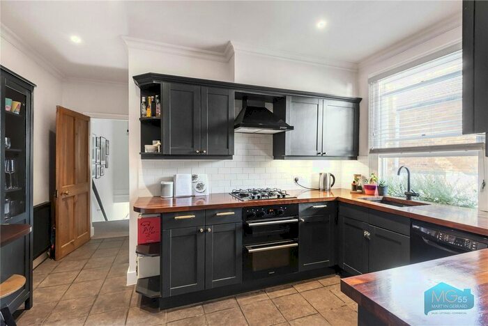 2 Bedroom Flat To Rent In Long Lane, London, N3