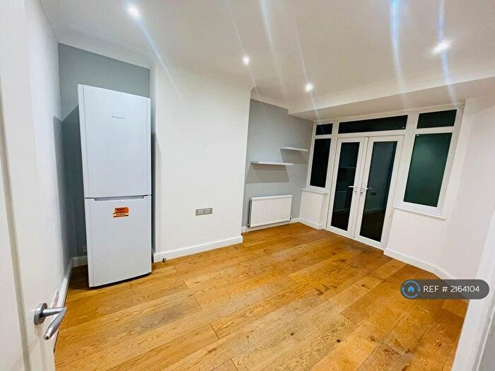 3 Bedroom End Of Terrace House To Rent In Lakeside Close, Sidcup, DA15