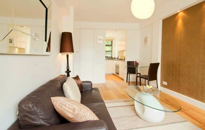 2 Bedroom Flat To Rent In Gwynne House, Whitechapel, London, E1