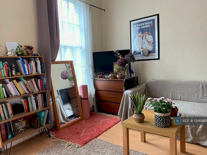 Studio To Rent In Caledonian Road, London, N1