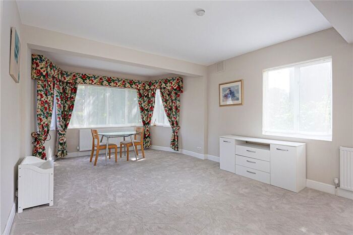 2 Bedroom Flat To Rent In Manor Fields, London, SW15