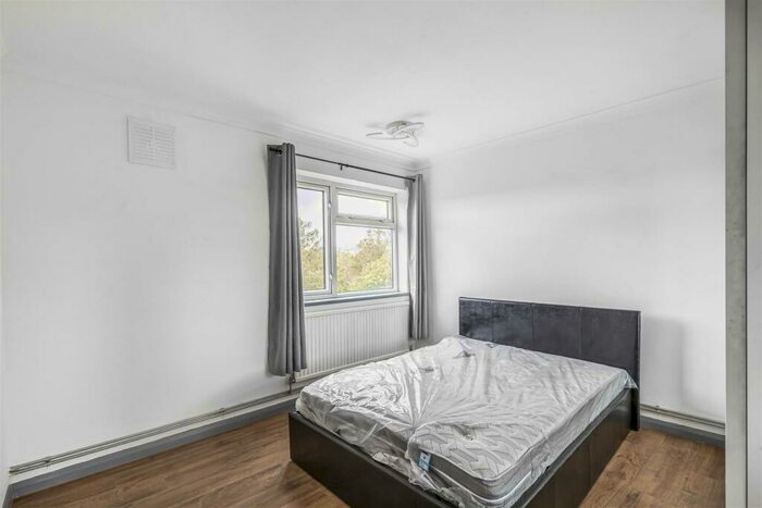 2 Bedroom Flat To Rent In Chertsey Court, Mortlake, SW14