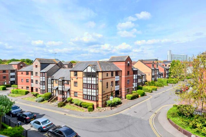 3 Bedroom Flat To Rent In Riverside House, Reading, Berkshire, RG1