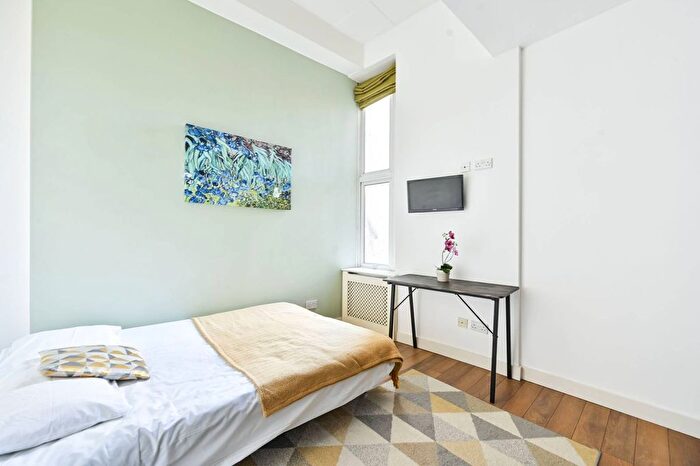 Studio To Rent In West Cromwell Road, Kensington, London, SW5