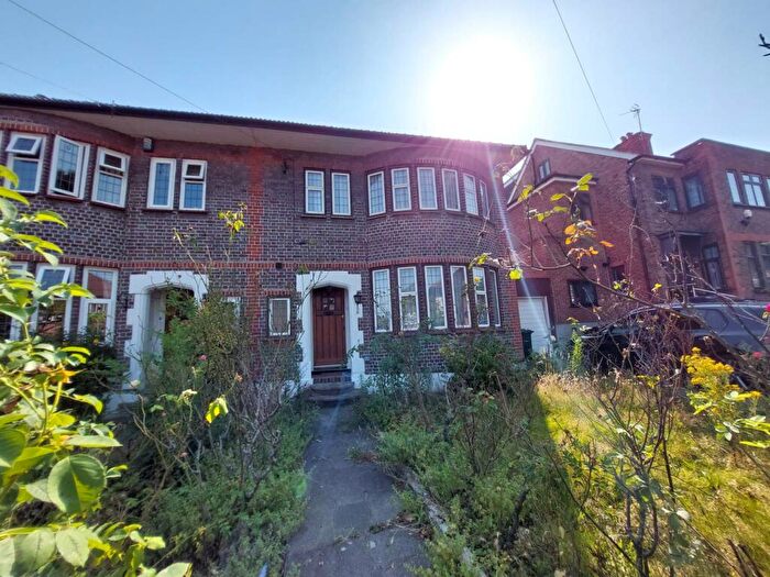 5 Bedroom Semi-Detached House To Rent In Saddlescombe Way, North Finchley, N12