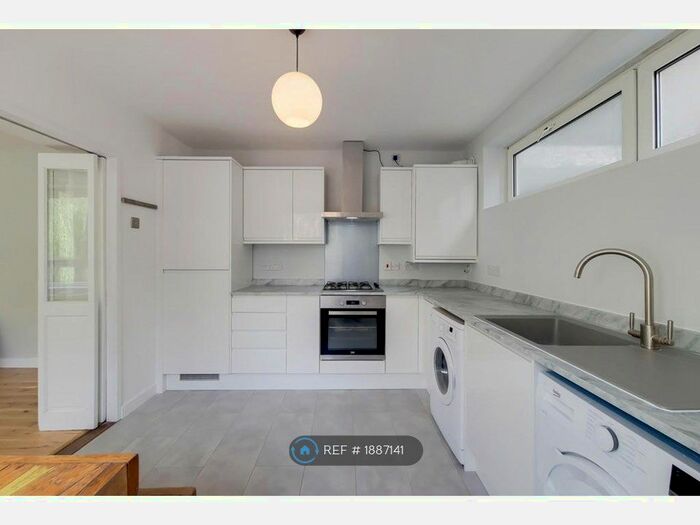 2 Bedroom Flat To Rent In Woodland Road, London, SE19
