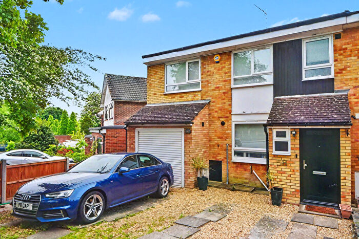 3 Bedroom Semi-Detached House To Rent In Woodside Lane, North Finchley, Barnet, London, N12