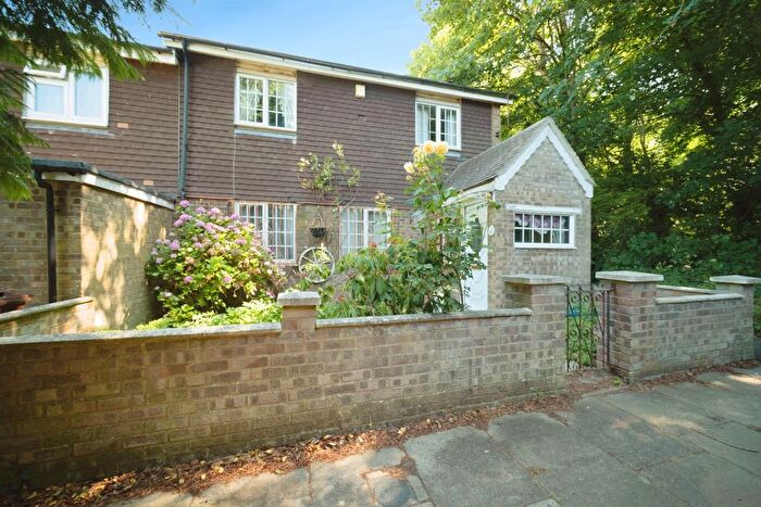 4 Bedroom End Of Terrace House For Sale In Renoir Close, Basingstoke, RG21