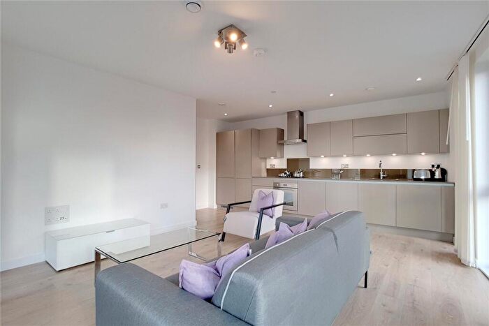 2 Bedroom Apartment To Rent In Roosevelt Tower, Williamsburg Plaza, E14