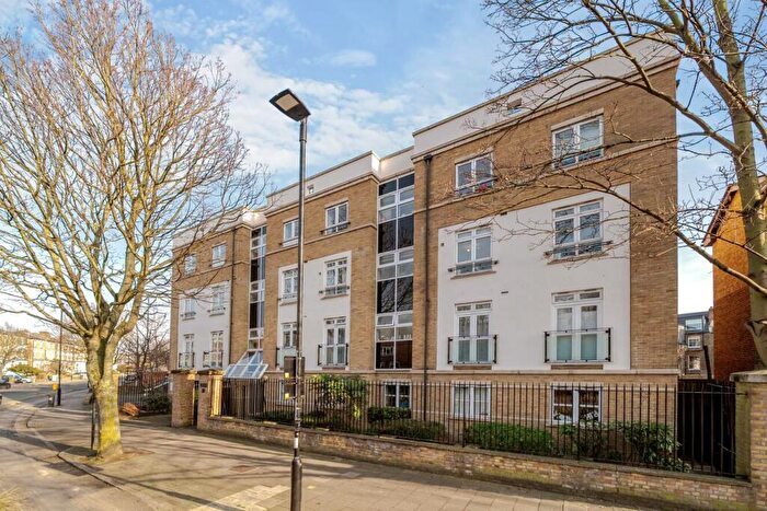 2 Bedroom Flat For Sale In Drayton Park, Islington, N5