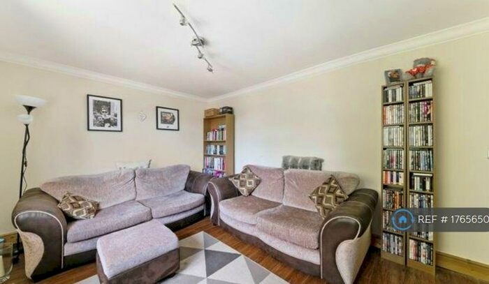 2 Bedroom Maisonette To Rent In Chetwode Road, Tadworth, KT20