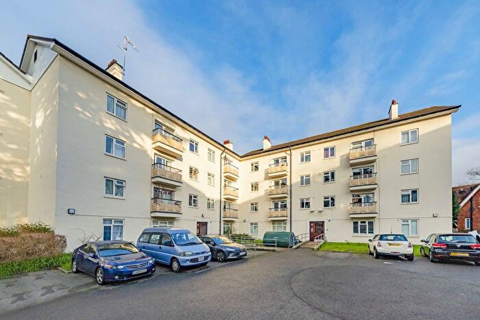 3 Bedroom Flat To Rent In Kingsnympton Park, Kingston Upon Thames, KT2