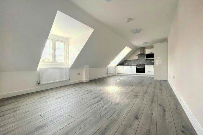 2 Bedroom Flat To Rent In High Street, Godalming, GU7