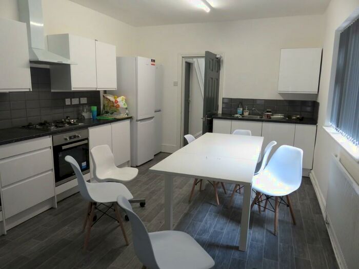 6 Bedroom Detached House To Rent In Derby Road, Nottingham, NG7