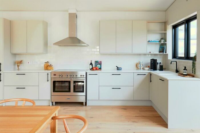 2 Bedroom House Boat To Rent In Cheyne Walk, Chelsea, SW10