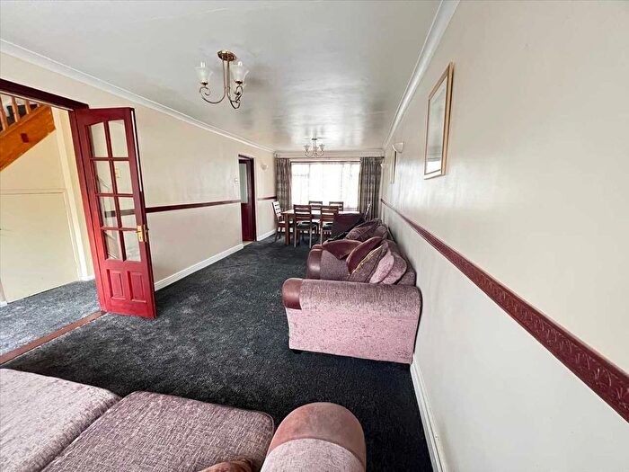 5 Bedroom Town House To Rent In Eastbridge, Slough, SL2