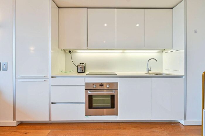 1 Bedroom Flat To Rent In Walworth Road, Elephant And Castle, London, SE1