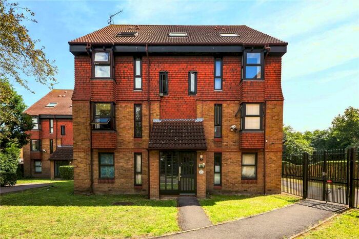 Flat To Rent In Coopers Close, Stepney, London, E1