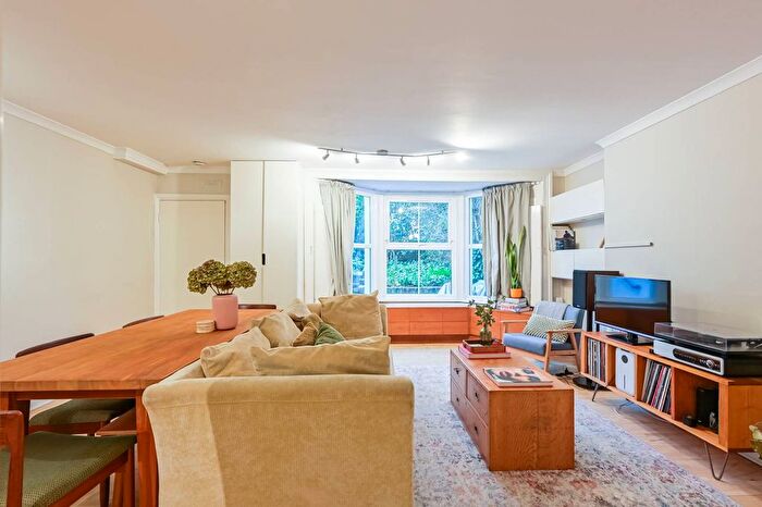2 Bedroom Flat For Sale In Yonge Park, Finsbury Park, London, N4
