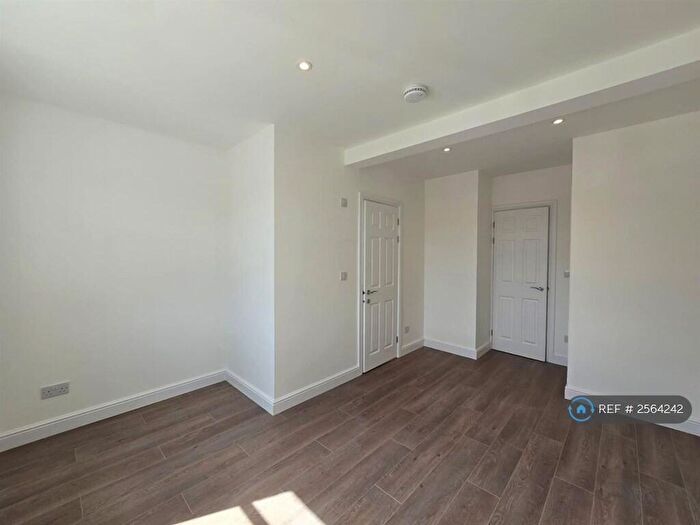 2 Bedroom Flat To Rent In Brook House, Reigate, RH2