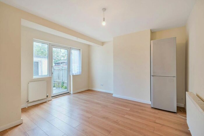 3 Bedroom Terraced House To Rent In Lyndhurst Avenue, Norbury, London, SW16