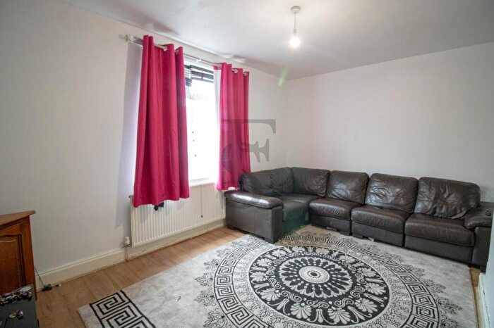 3 Bedroom End Of Terrace House For Sale In Iliffe Road, Leicester, LE4