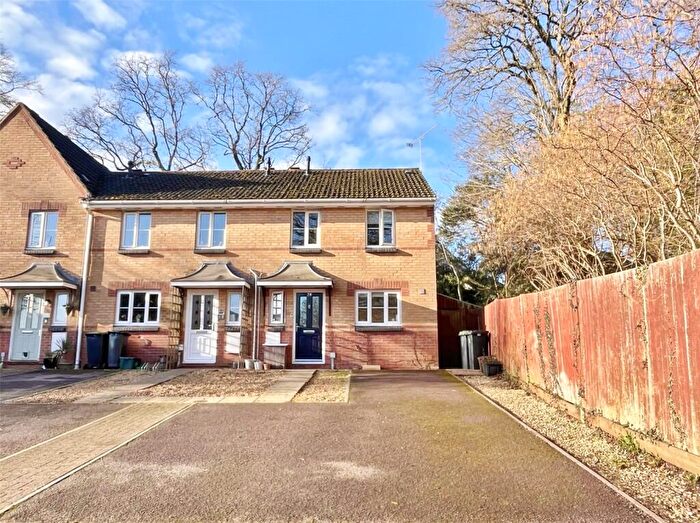 3 Bedroom End Of Terrace House For Sale In Chiltern Drive, Verwood, Dorset, BH31