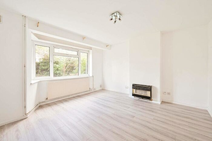 3 Bedroom Semi-Detached House To Rent In Abbotshall Avenue, Osidge, London, N14