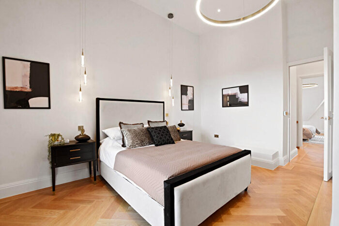 3 Bedroom Apartment For Sale In Luxen Court, The Ridgeway, EN2