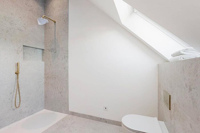 3 Bedroom Flat To Rent In Creswick Road, Acton, W3