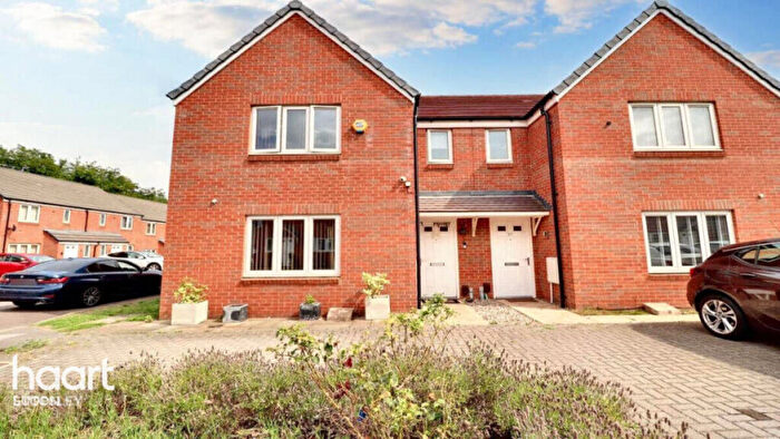 3 Bedroom Semi-Detached House For Sale In Guardian Way, Luton, LU1