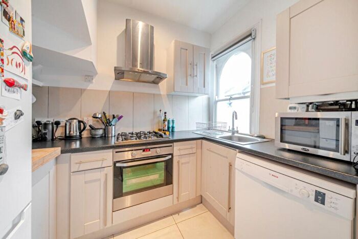 2 Bedroom Flat To Rent In Northcote Road, London, SW11
