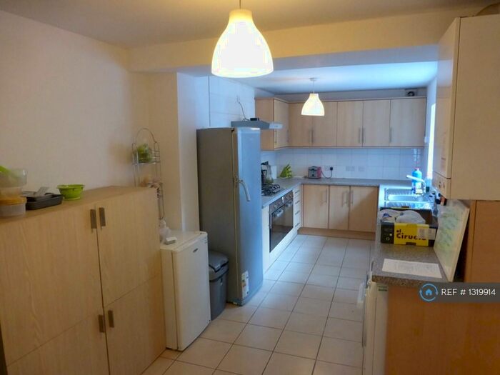 6 Bedroom Terraced House To Rent In Heald Grove, Manchester, M14