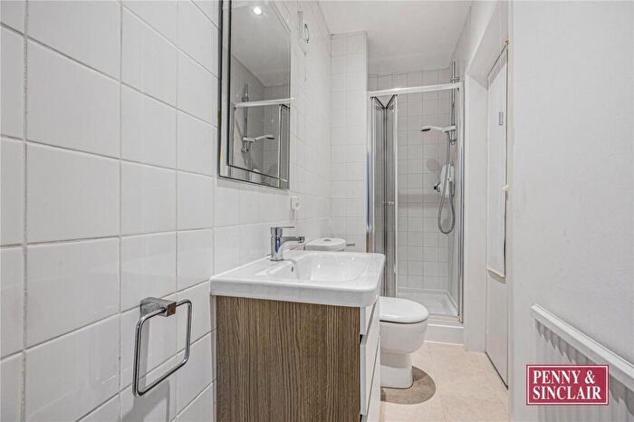 2 Bedroom Detached House To Rent In The Warren, RG4