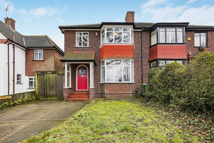 4 Bedroom Semi-Detached House To Rent In Plum Lane, London, SE18