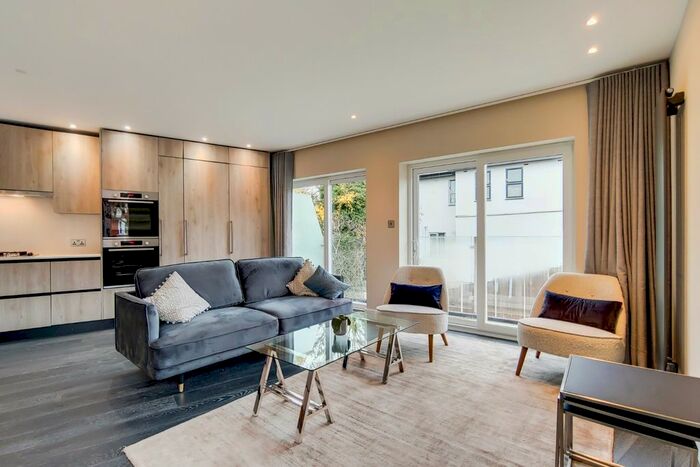 3 Bedroom Flat To Rent In Woodlands, London, NW11