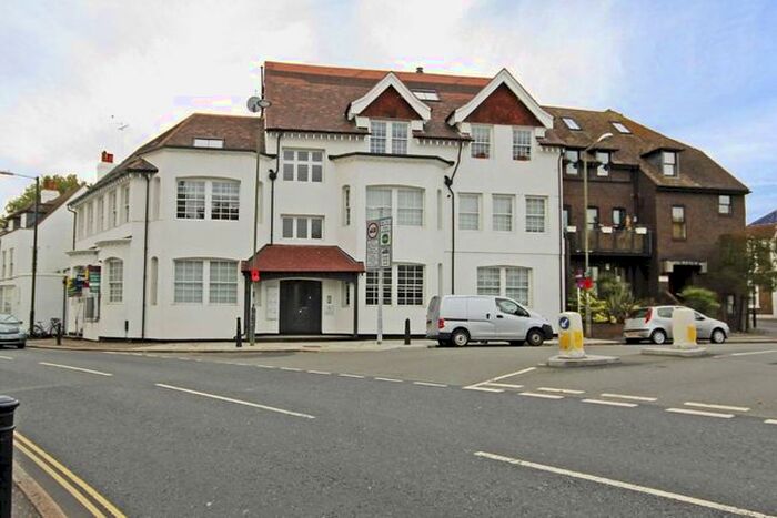 1 Bedroom Flat To Rent In Park Gate Court, High Street, Hampton Hill, Hampton, TW12