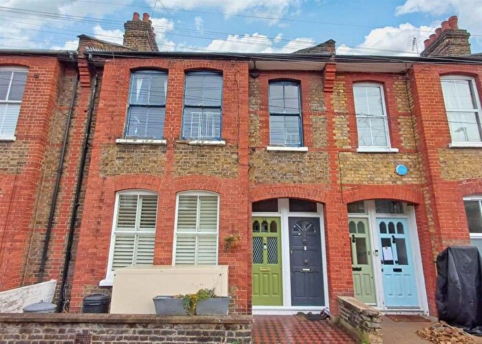 2 Bedroom Flat For Sale In Emu Road, London, SW8