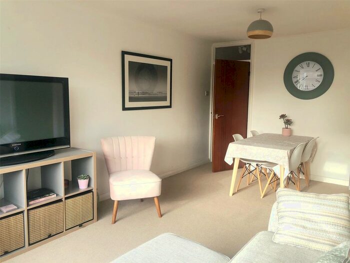 2 Bedroom Flat To Rent In The Avenue, Richmond, TW9