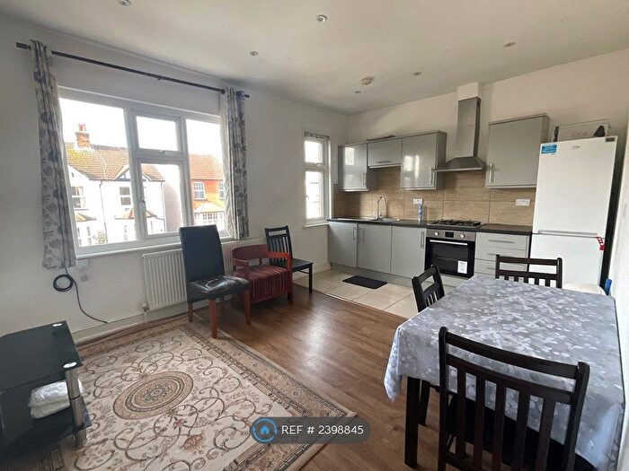 2 Bedroom Flat To Rent In High Street, Northwood, HA6